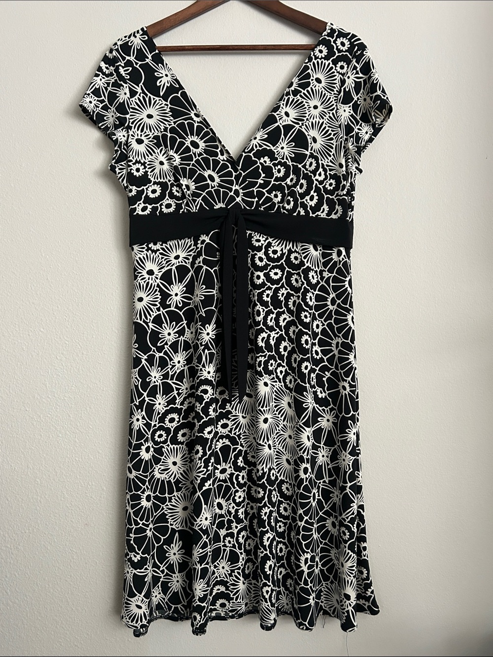 London Times Black & White Geometric Floral Tie‑Front Dress – Size 16